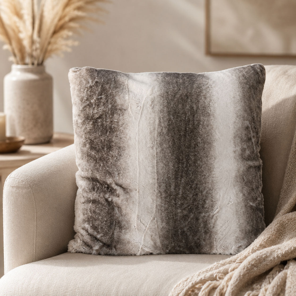 Weiches XXL Sofakissen Dream in Beige Grau für gemütliches Wohnen
