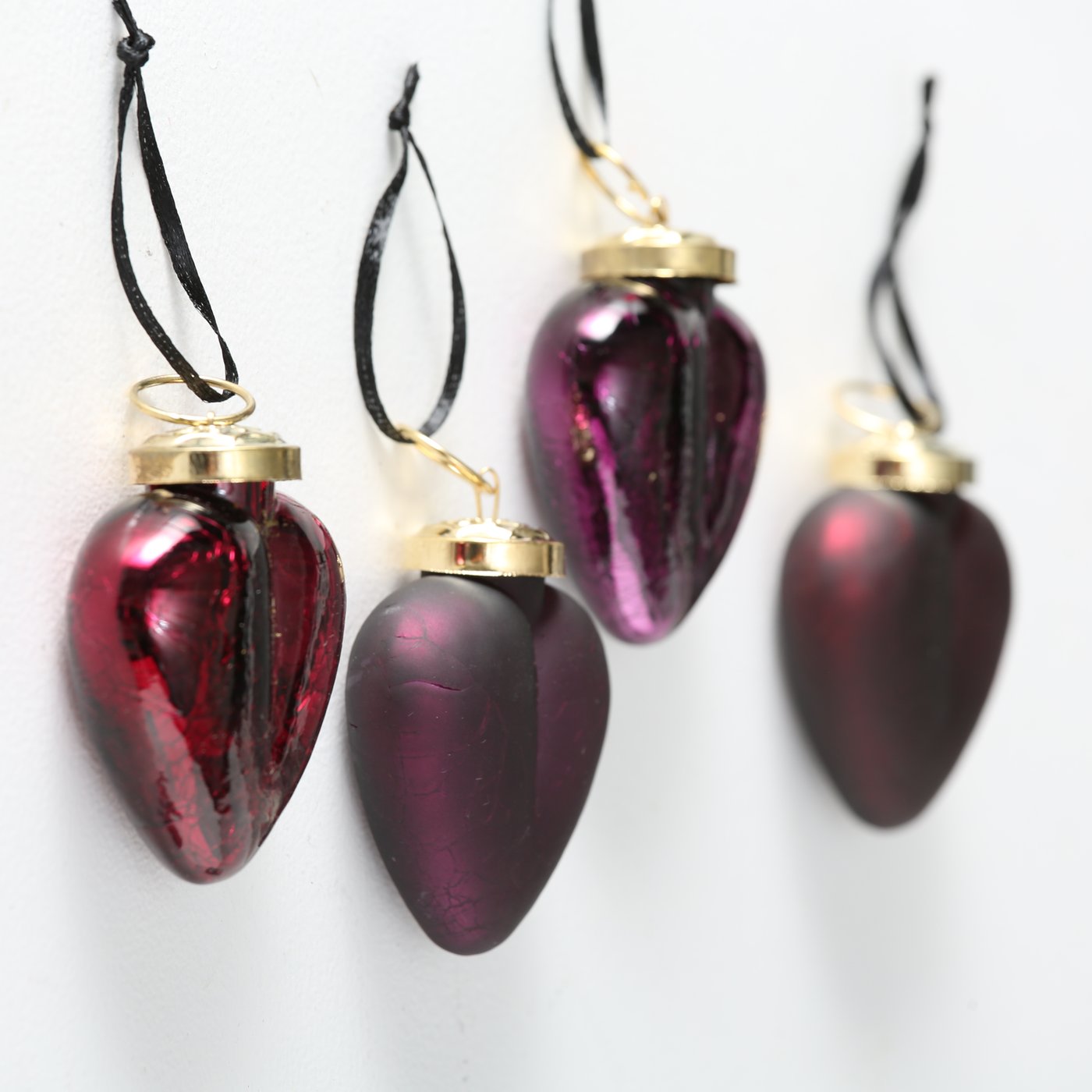 4er Set Herz-Dekoanhänger aus lackiertem Glas mit Crackle-Muster. In Rot oder Dunkellila, matt & glänzend, mit goldener Aufhängung – von Boltze