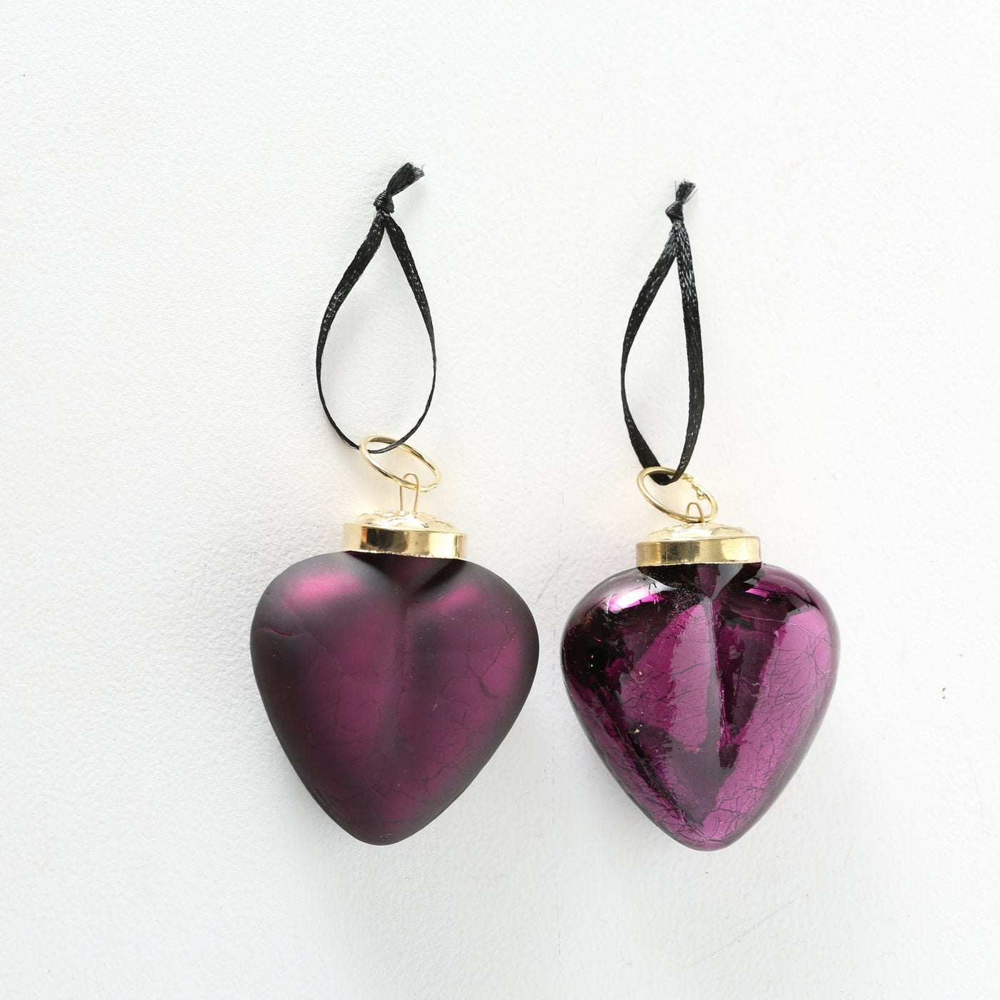 4er Set Herz-Dekoanhänger aus lackiertem Glas mit Crackle-Muster. In Dunkellila, matt & glänzend, mit goldener Aufhängung – von Boltze