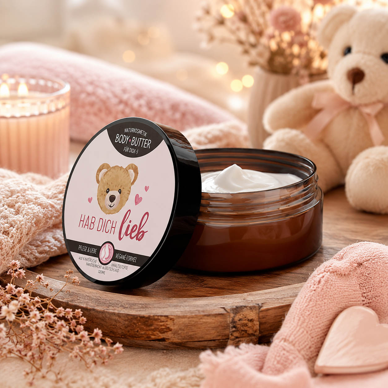 Bodybutter „Hab Dich lieb" Teddy in Anwendung – Naturkosmetik von Geschenk für Dich