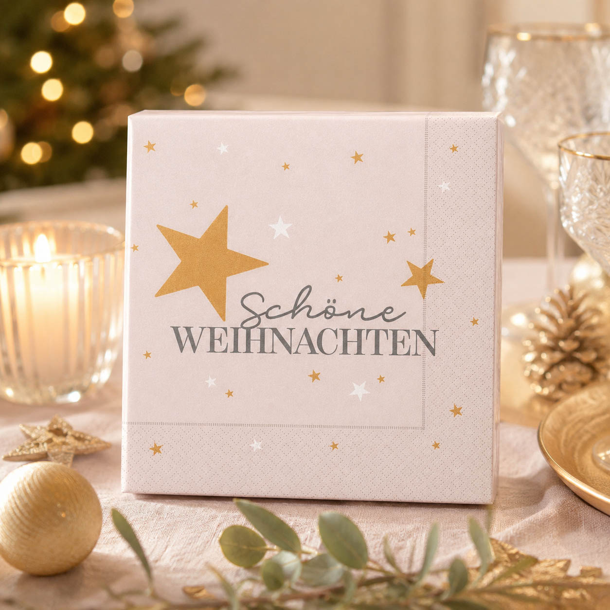Servietten Schöne Weihnachten Cremeweiß auf festlich gedecktem Weihnachtstisch – Geschenk für Dich