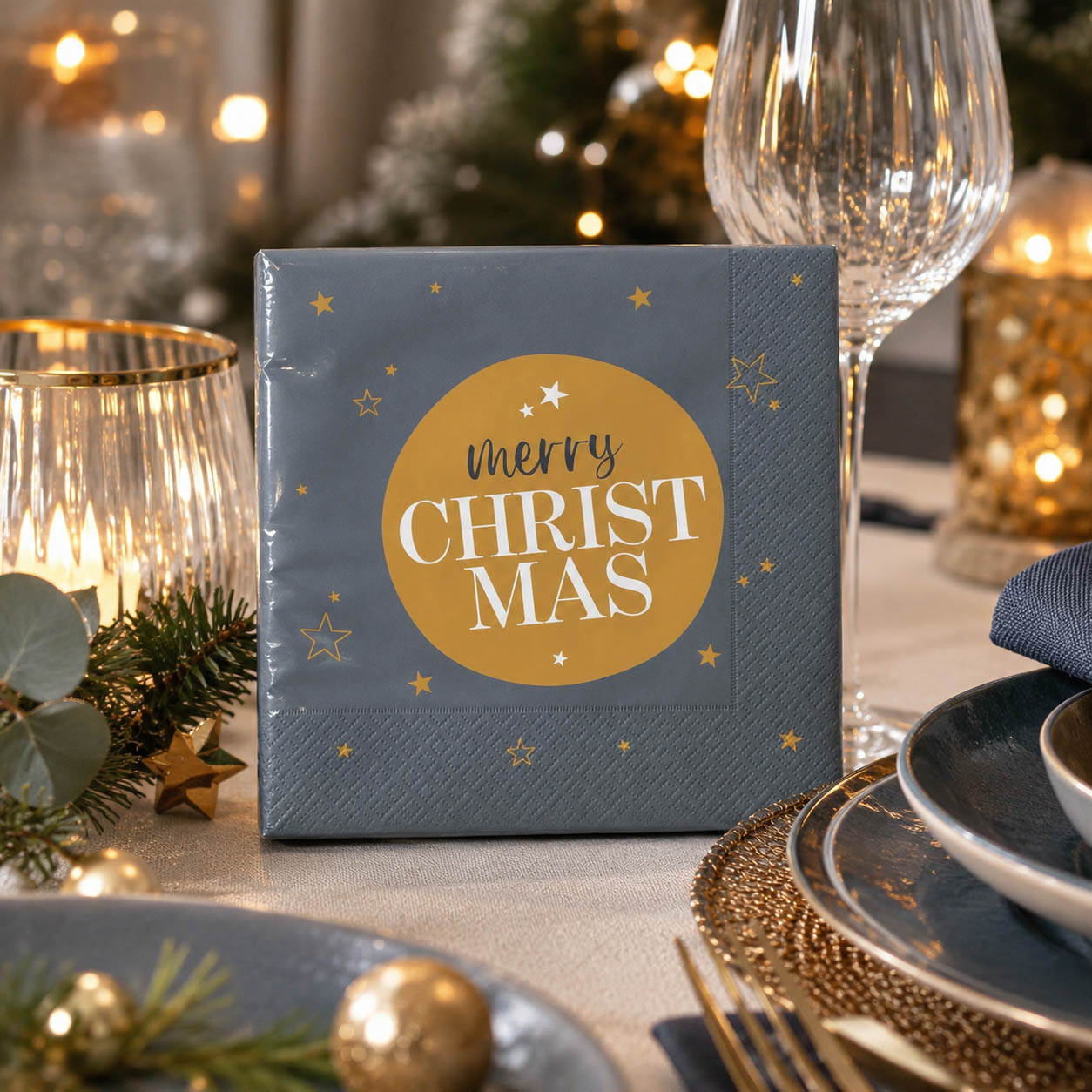 Servietten Merry Christmas Blaugrau auf festlich gedecktem Weihnachtstisch – Geschenk für Dich