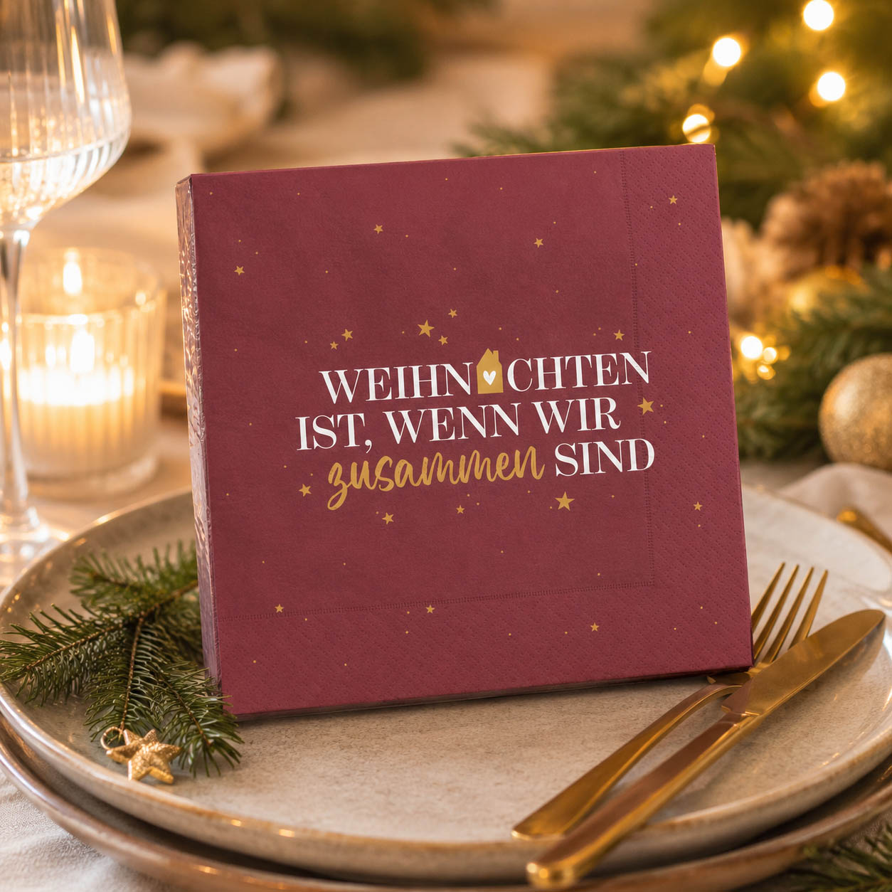 Servietten Weihnachten ist wenn wir zusammen sind Bordeauxrot auf festlich gedecktem Weihnachtstisch – Geschenk für Dich