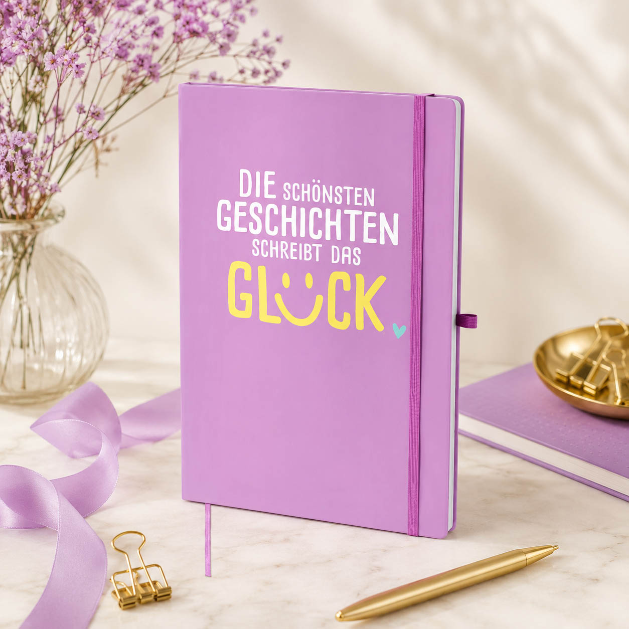 Notizbuch A5 „Die schönsten Geschichten schreibt das Glück“ Violett – Geschenk für Dich (Moodbild)
