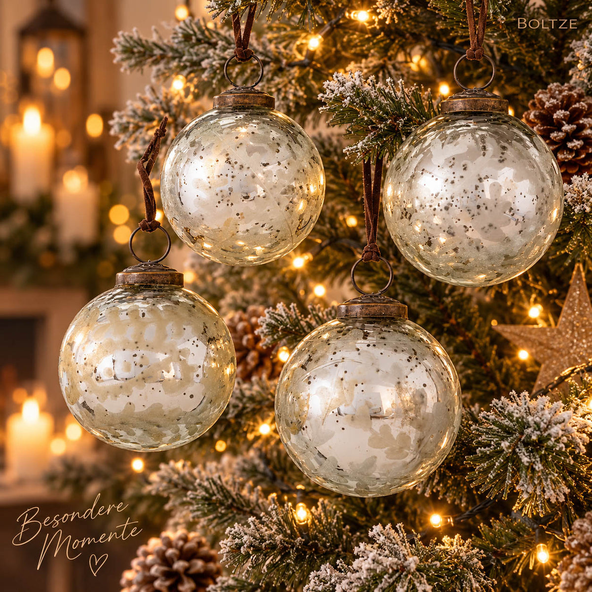 Weihnachtskugeln „Astoini“ Ø 8 cm in Antiksilber mit gesprenkelter Bauernsilber-Optik am Lederband am Tannenzweig – 4er Set, Glas, Handarbeit, Boltze