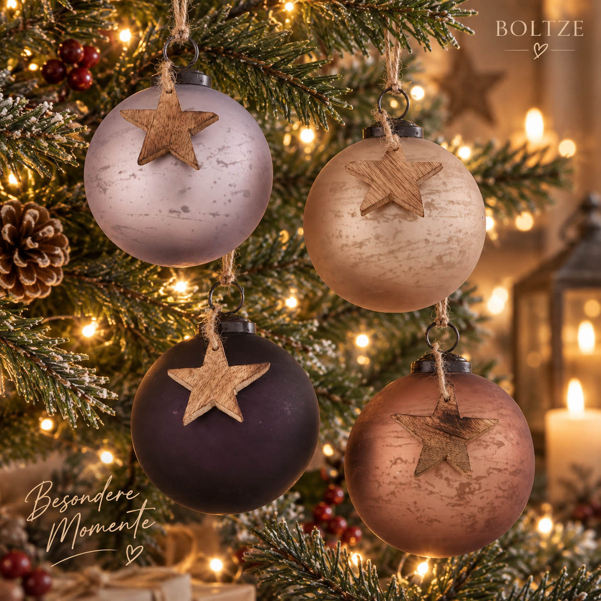 Große Weihnachtskugeln „Fenjol“ Ø 10 cm in Flieder, Champagner, Dunkellila und Rosébraun mit Holzstern am Juteband am Tannenzweig – 4er Set, Glas, Boltze