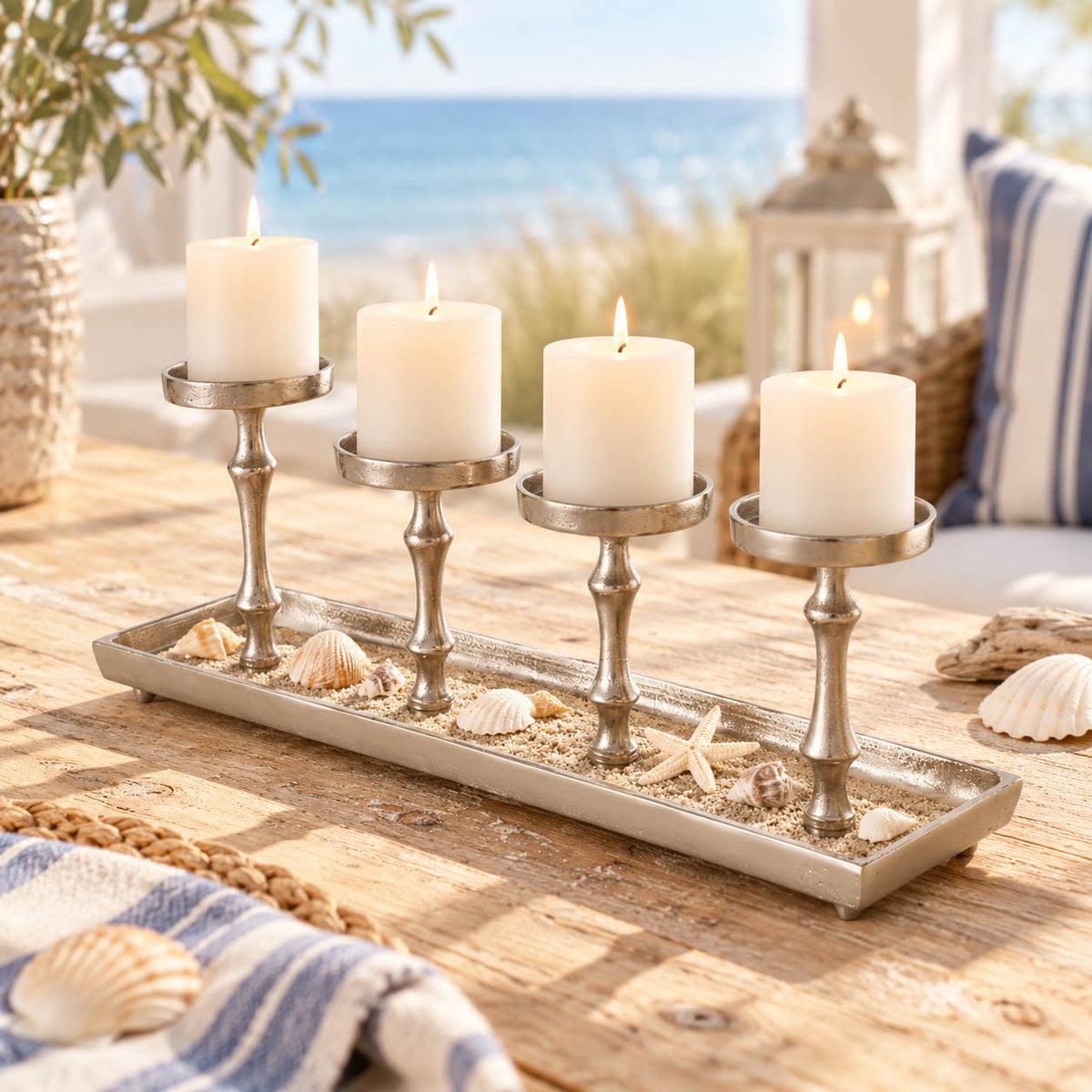 Kerzentablett „Furo“ mit vier blauen Stumpenkerzen, Sand und Muscheln im maritimen Look – silberner Kerzenleuchter aus Aluminium, Boltze