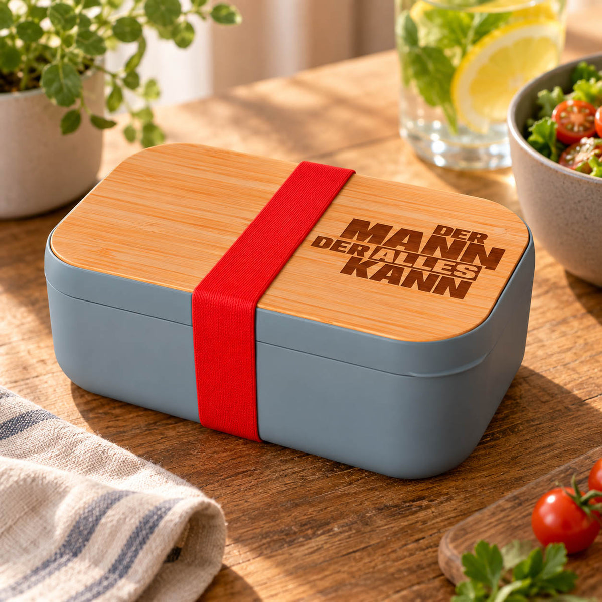 Brotdose „Der Mann der alles kann“ in Grau mit Bambusdeckel – Stimmungsbild