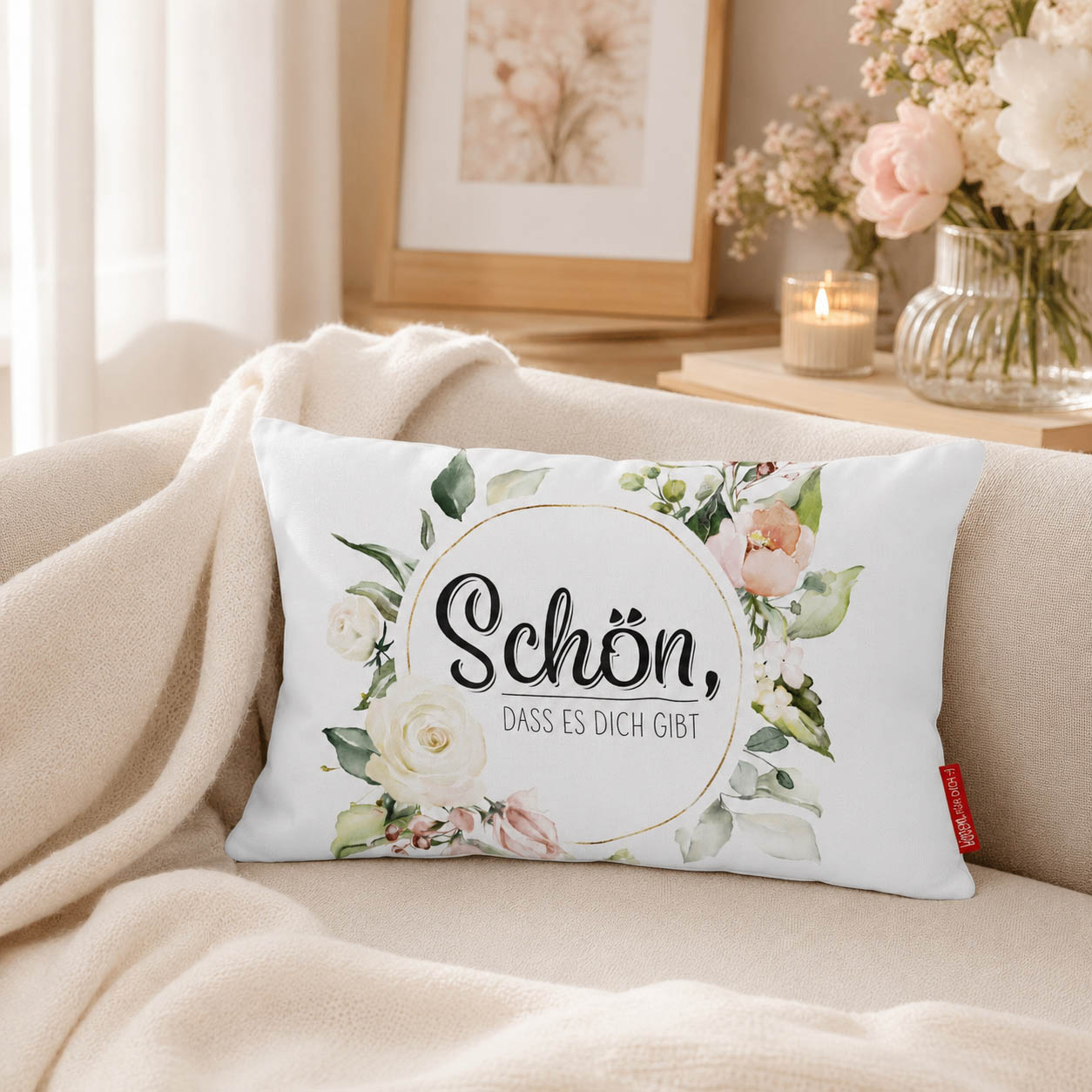 Kissen mit Spruch Schön, dass es Dich gibt mit Blumenkranz und salbeigrüner Rückseite in floraler Szene