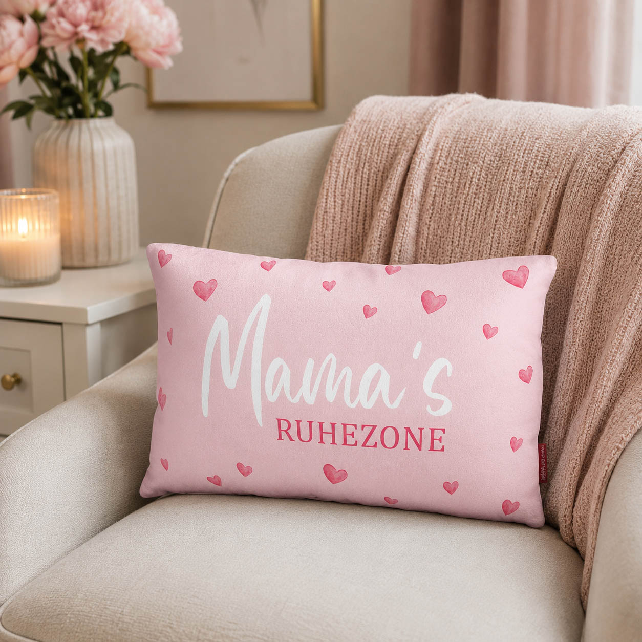 Rosa Kissen „Mamas Ruhezone“ – längliches Knuddelkissen für die Leseecke