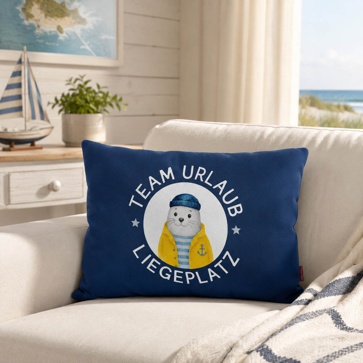 Kissen Team Urlaub Liegeplatz mit Seehund in gelber Jacke, dunkelblau mit gelber Rückseite