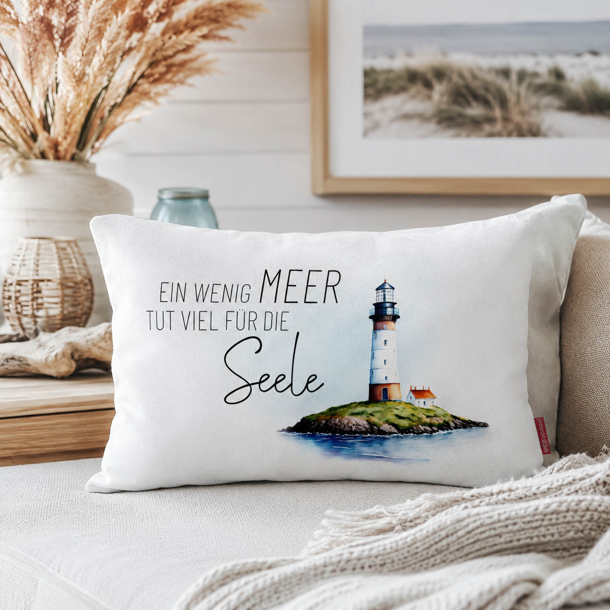 Kissen Ein wenig Meer tut viel für die Seele mit Leuchtturm-Motiv, dunkelblaue Rückseite