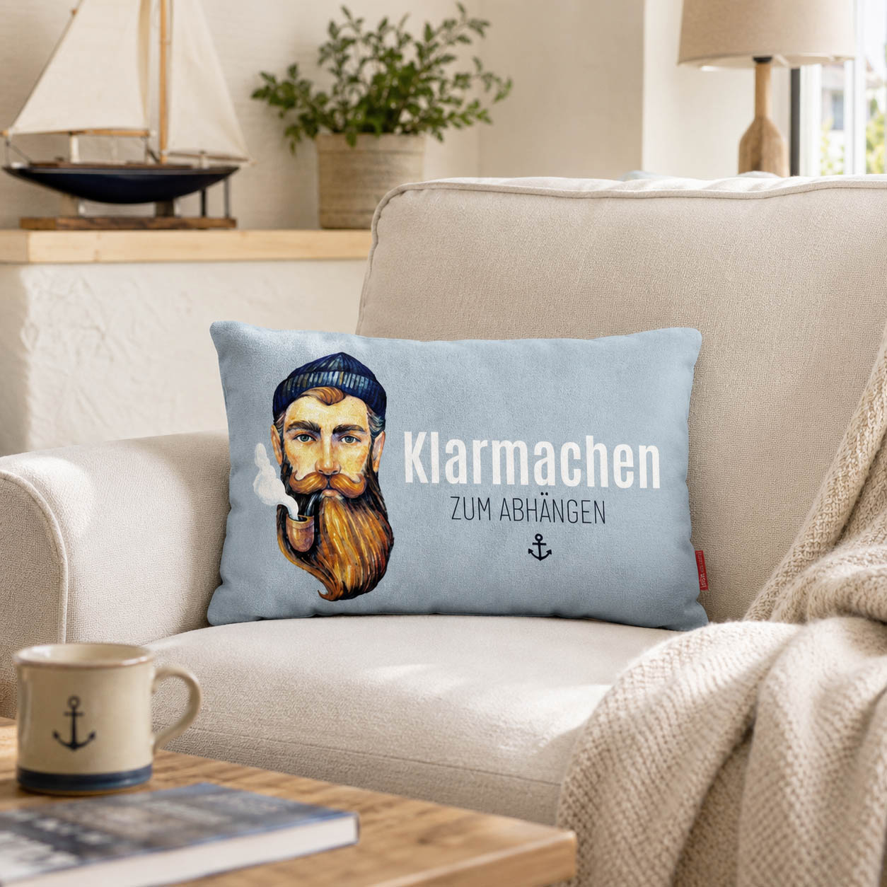 Kissen Klarmachen zum Abhängen mit Seemann-Motiv, hellblau mit dunkelblauer Rückseite
