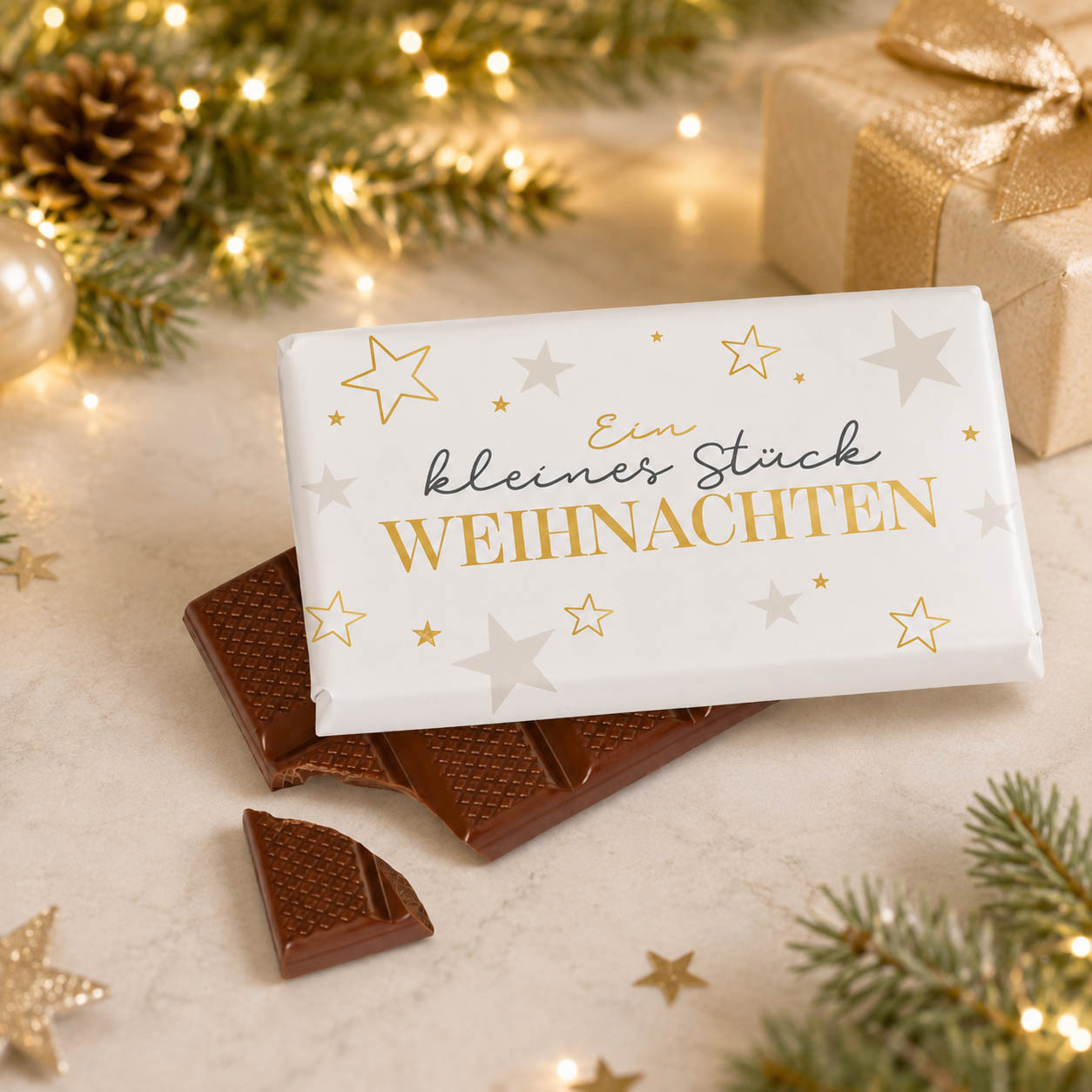 Weihnachtsschokolade mit Spruch Ein kleines Stück Weihnachten, weiß mit goldenen Sternen, Vollmilch 40 g – Geschenk für Dich – Stimmungsbild