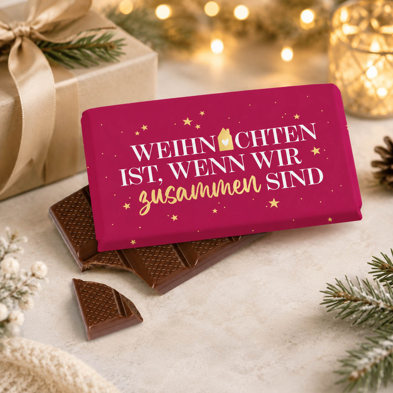 Weihnachtsschokolade mit Spruch Weihnachten ist wenn wir zusammen sind, beerenfarben mit Haus und Sternen, Vollmilch 40 g – Geschenk für Dich – Stimmungsbild