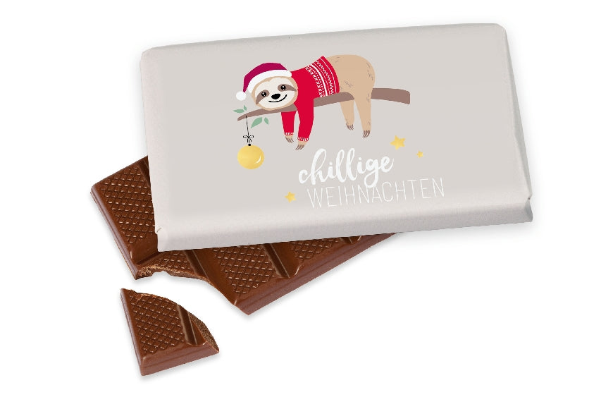 Vollmilchschokolade mit Aufschrift Chillige Weihnachten und süßem Weihnachts-Faultier Motiv von Geschenk für Dich