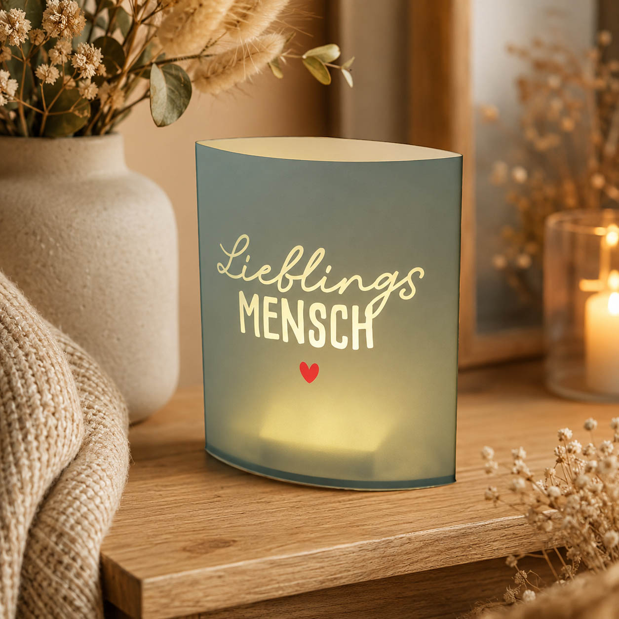 In Szene gesetzt Petrolfarbenes Poesielicht LED-Dekolicht mit Schriftzug Lieblingsmensch und kleinem Herz – Happy Greetings