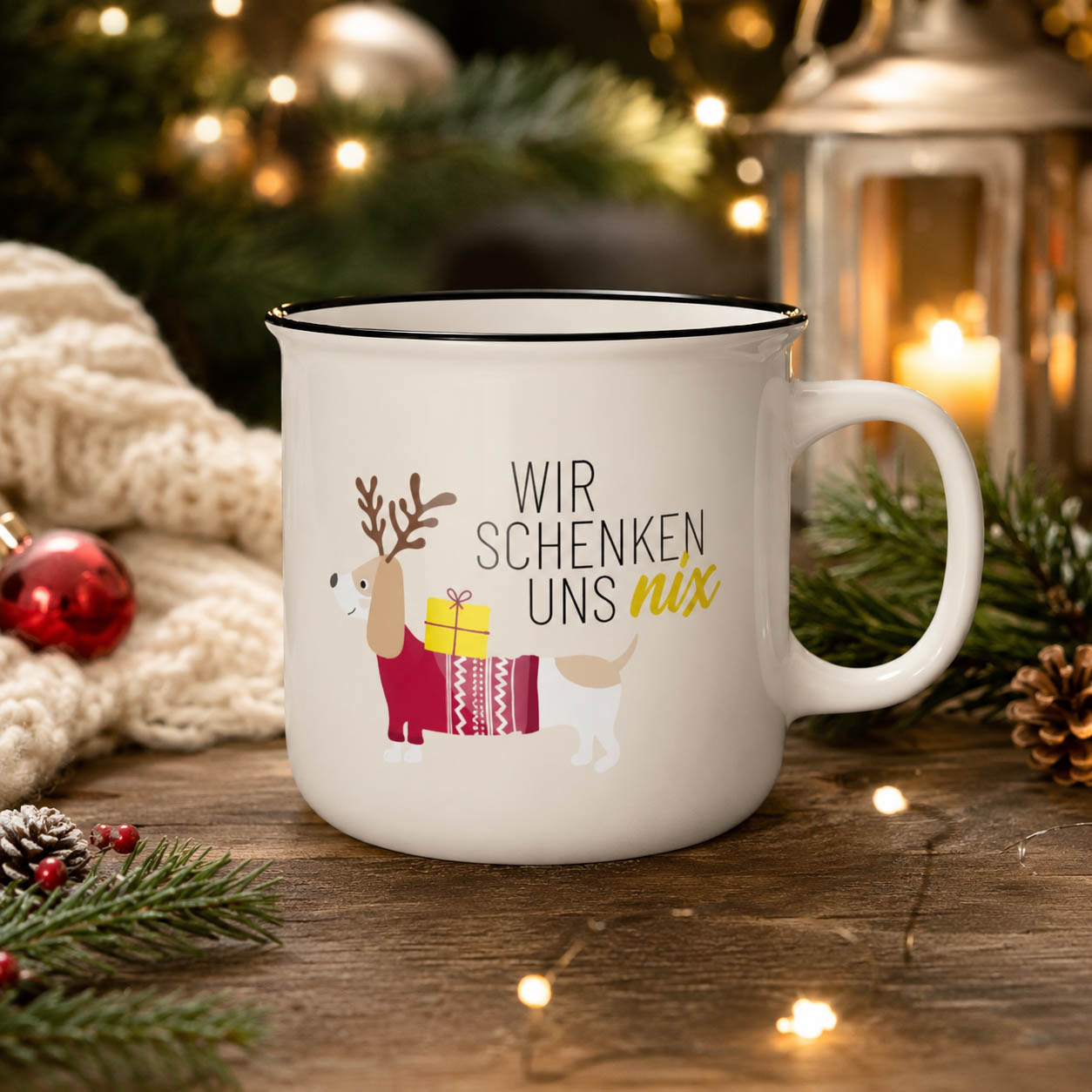 Kultbecher Wir schenken uns nix Dackel stimmungsvoll mit Weihnachtsdeko – Geschenk für Dich