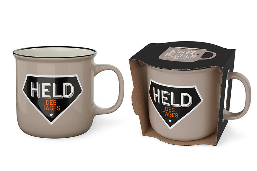 Kultbecher „Held des Tages“ von Geschenk für Dich – schwarzer New-Bone-China-Becher mit beidseitigem Spruch