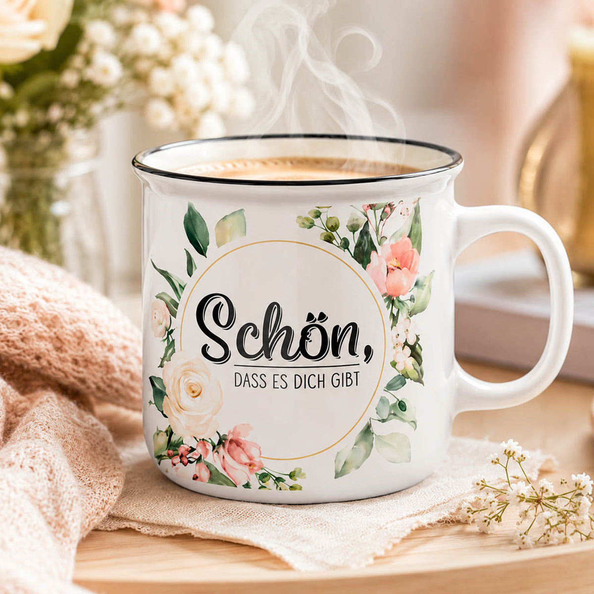 Becher „Schön, dass es Dich gibt“ mit Blumen, Geschenkmoment am Tisch