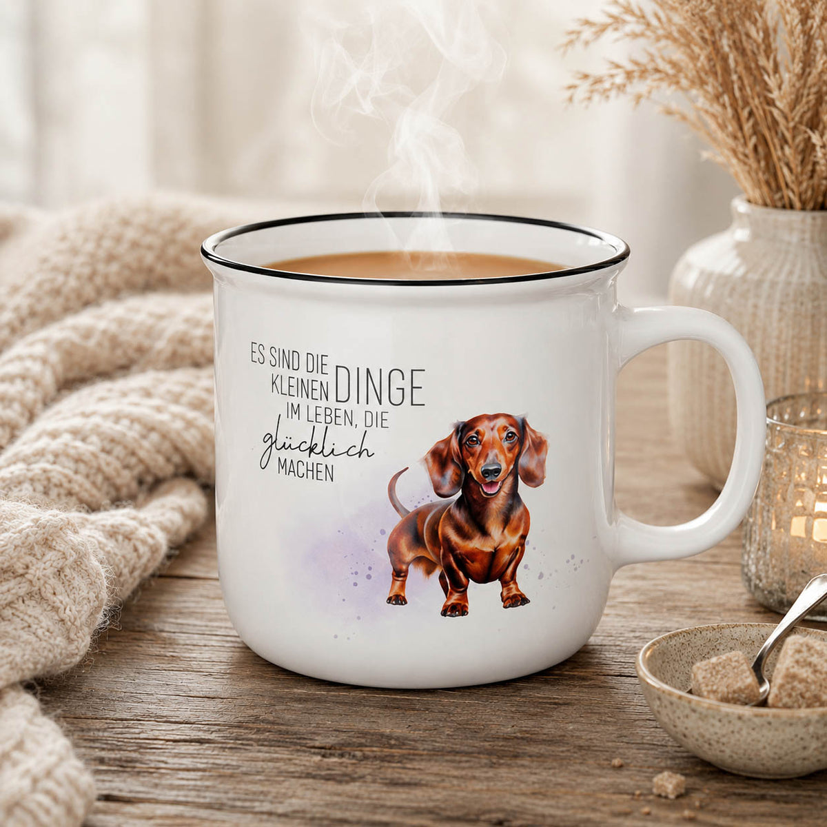 Kultbecher mit Dackel und Spruch „Es sind die kleinen Dinge im Leben, die glücklich machen“ stimmungsvoll gedeckt – Geschenk für Dich