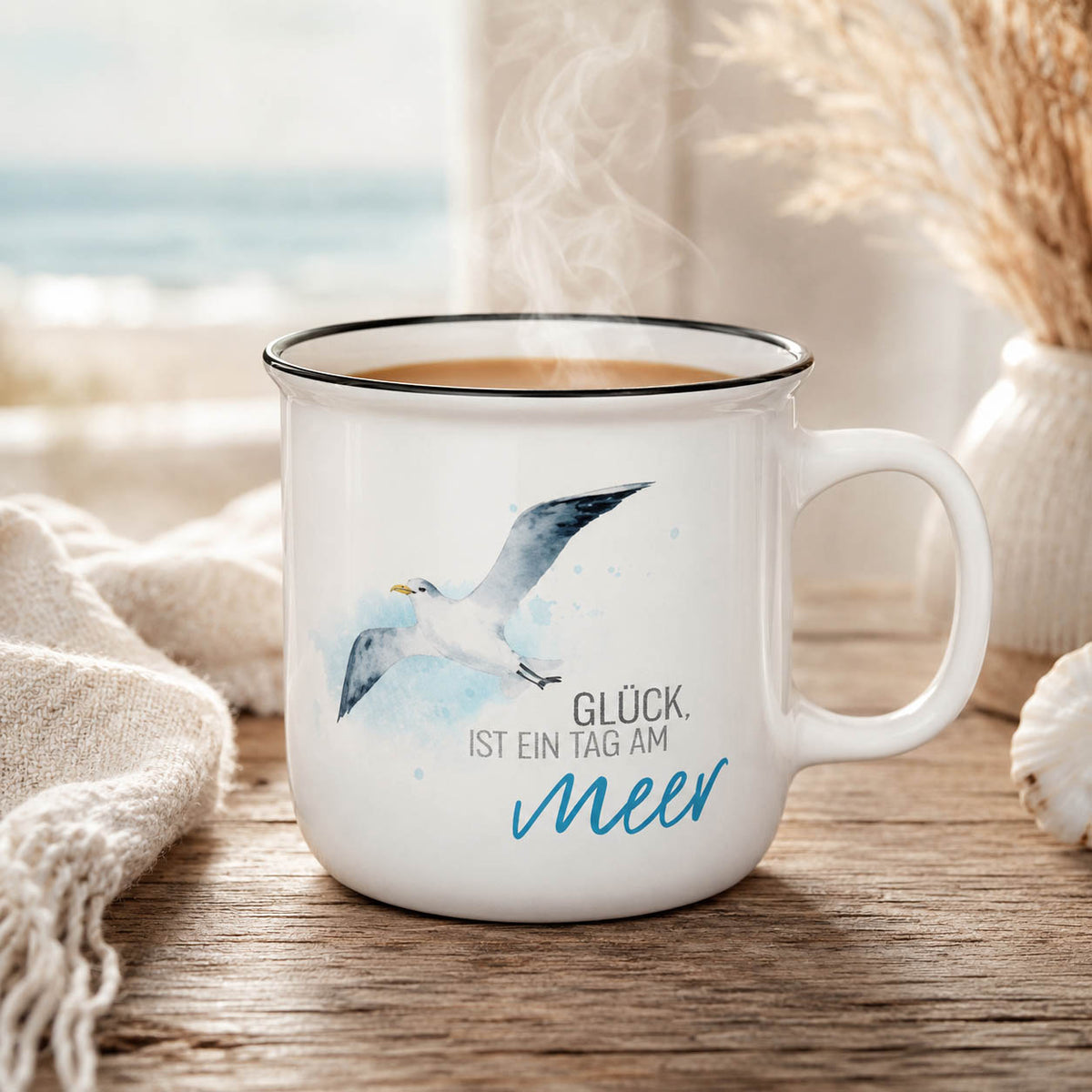 Maritimer Becher „Glück, ist ein Tag am Meer“ mit Möwe am Strandtisch