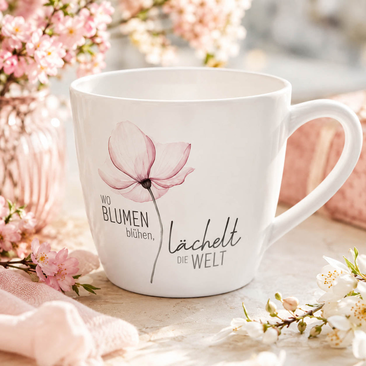 Maxi Becher „Wo Blumen blühen, lächelt die Welt" – große Tasse im Alltag