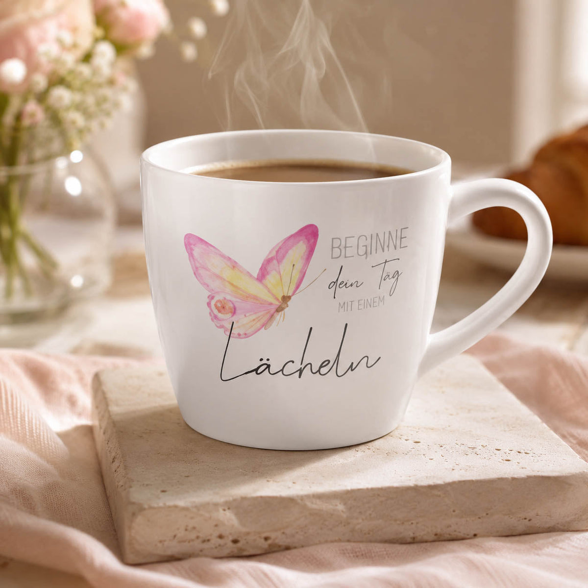 Maxi Becher „Beginne den Tag mit einem Lächeln" – große Tasse im Alltag