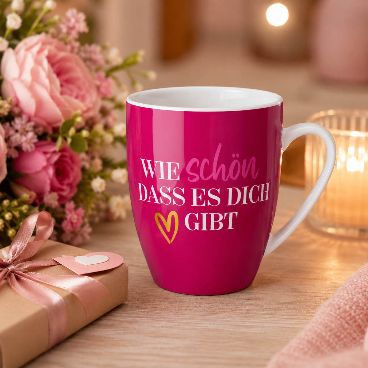 Tasse „Wie schön, dass es Dich gibt“ in Beerenpink mit goldenem Herz von Geschenk für Dich