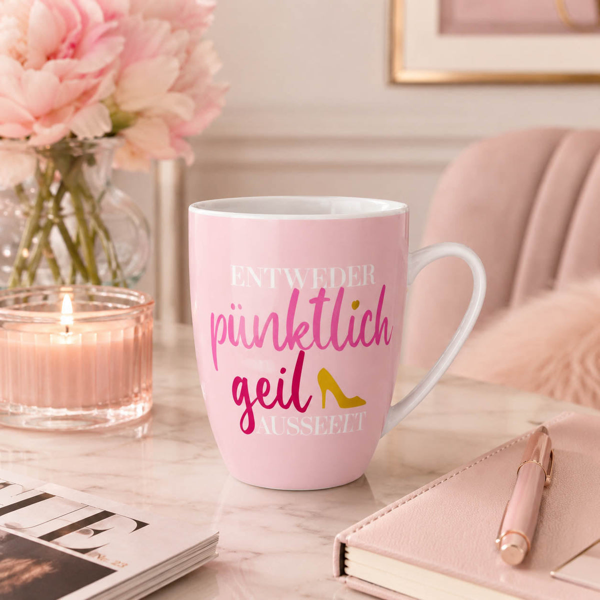 Tasse „Entweder pünktlich oder geil aussehen“ in Rosa mit goldenem High Heel von Geschenk für Dich
