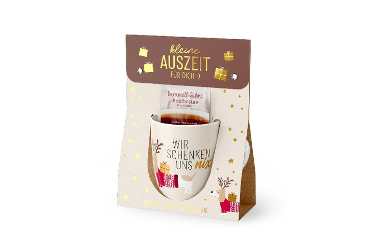 Geschenkset „Kleine Auszeit – Wir schenken uns nix“ von Geschenk für Dich: Becher, Tee und Schokolade im Weihnachts-Dackel-Design