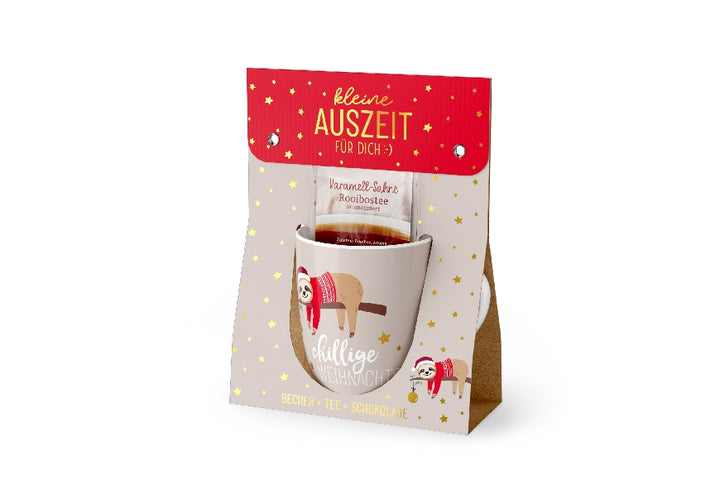 Geschenkset „Kleine Auszeit – Chillige Weihnachten“ von Geschenk für Dich: Becher, Tee & Schokolade im Weihnachts-Faultier-Design