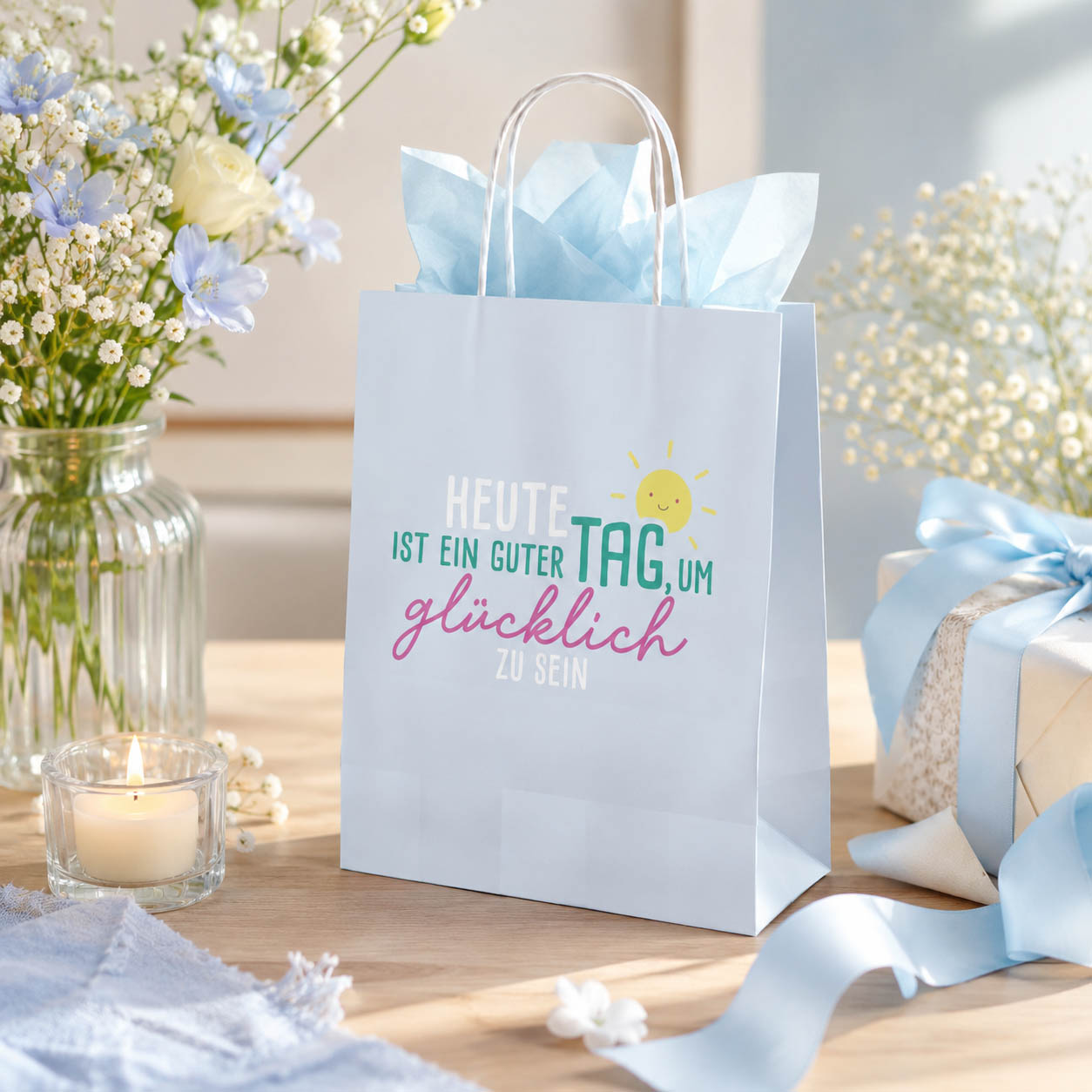 Geschenktüte „Heute ist ein guter Tag, um glücklich zu sein“ Hellblau – Geschenk für Dich (Moodbild)