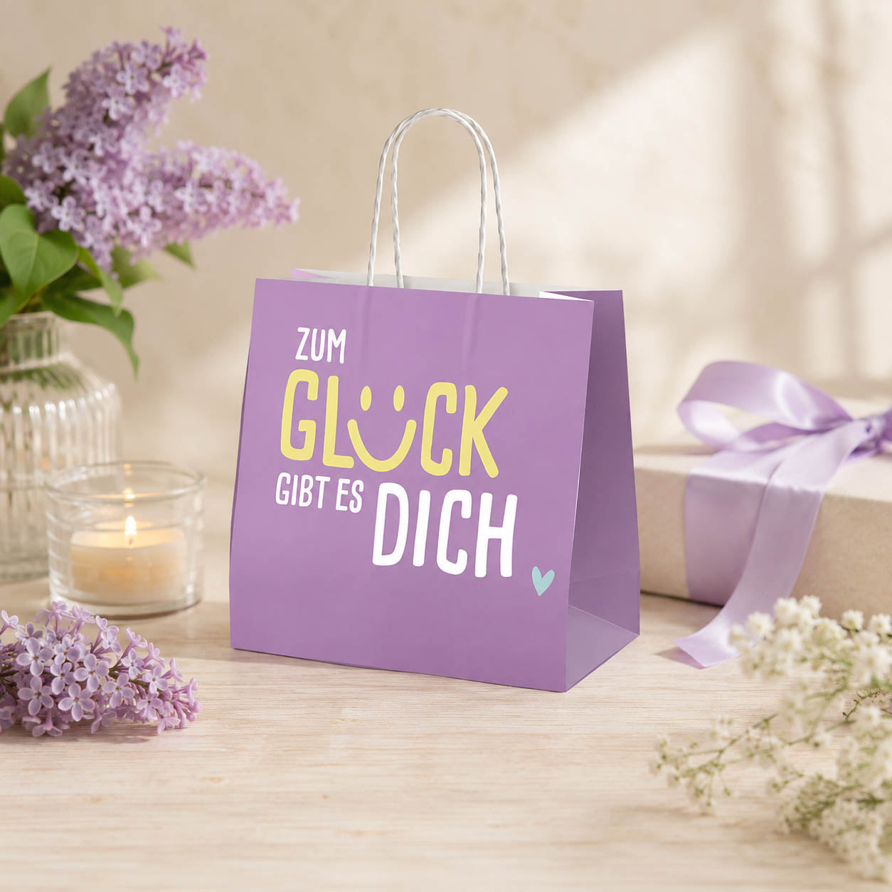 Mini Geschenktüte „Zum Glück gibt es Dich“ Violett – Geschenk für Dich (Moodbild)