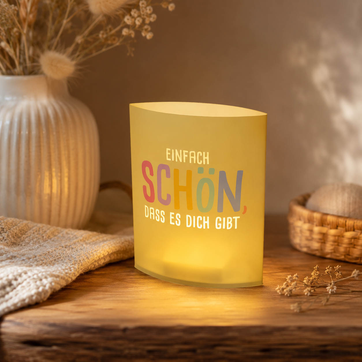 Gelbes Poesielicht LED-Dekolicht mit buntem Schriftzug Einfach schön dass es dich gibt – Happy Greetings in Szene gesetzt