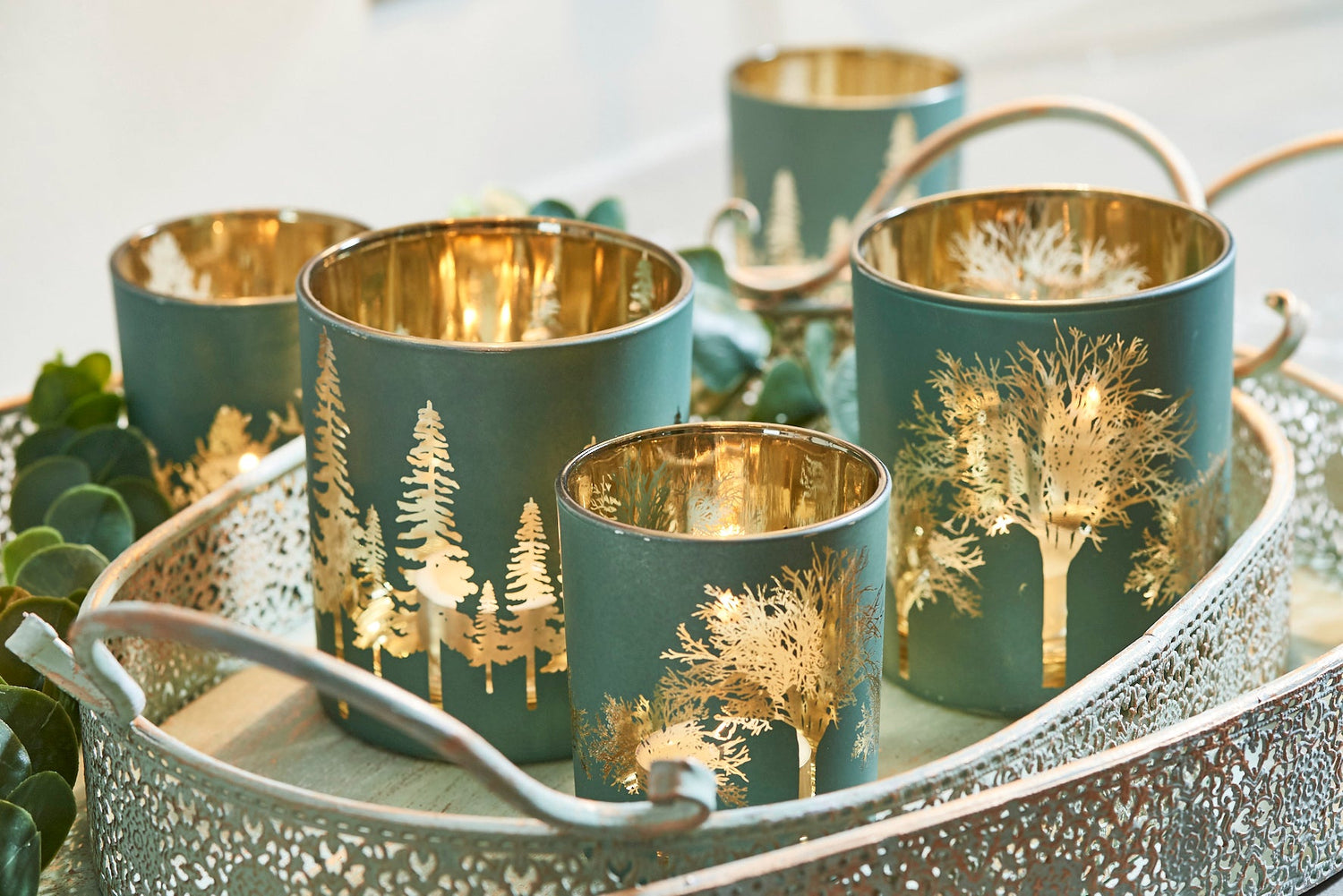 Entdecke weihnachtliche Kerzenhalter und Windlichter mit Motiv und Aufschrift