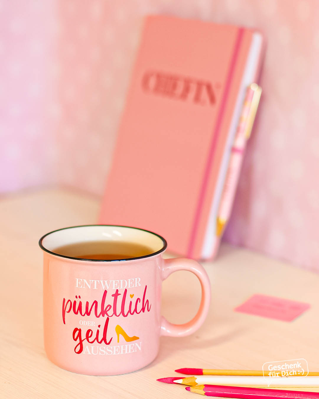 Humorvolle Geschenkideen für Frauen mit dem Spruch „Entweder pünktlich oder geil aussehen“.