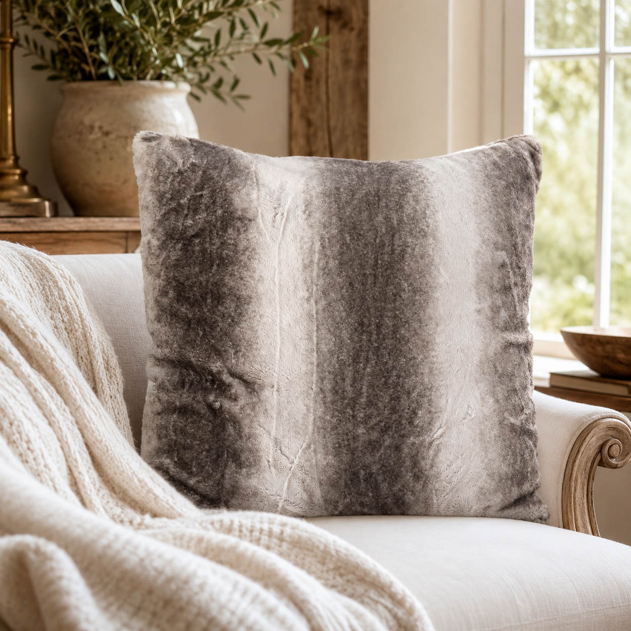 Flauschiges Kuschelkissen Dream 75x75 cm in Beige und Grau gestreift besonders weich