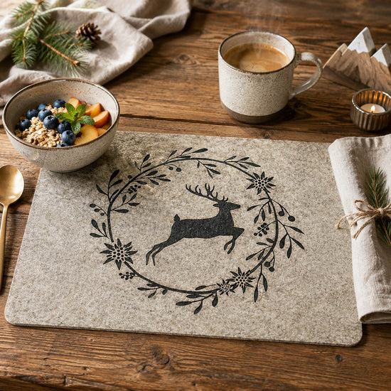 Filz Tischset „Hirsch im Kranz“ in Beige-Grau von Boltze