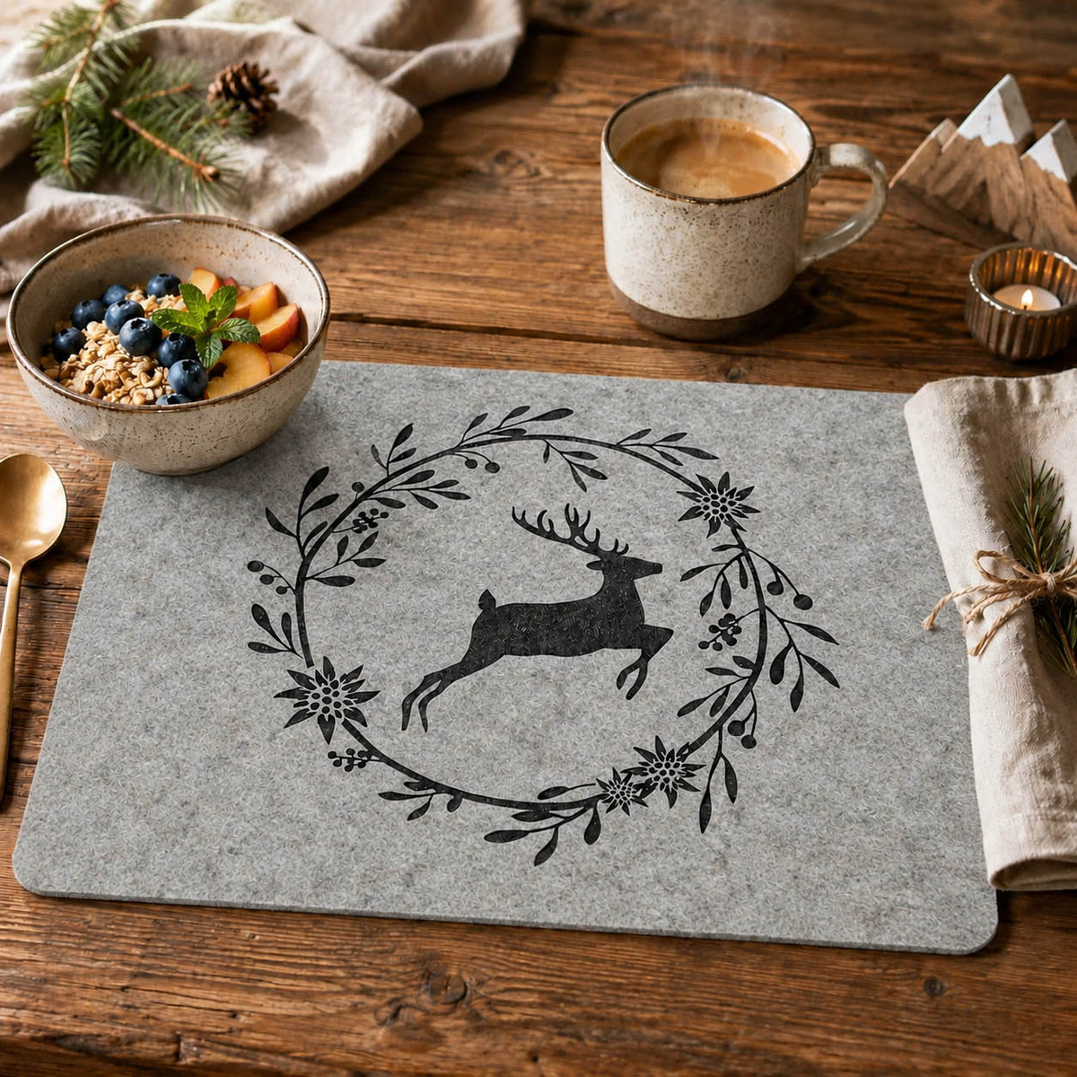 Filz Tischset „Hirsch im Kranz“ in Grau-Beige von Boltze