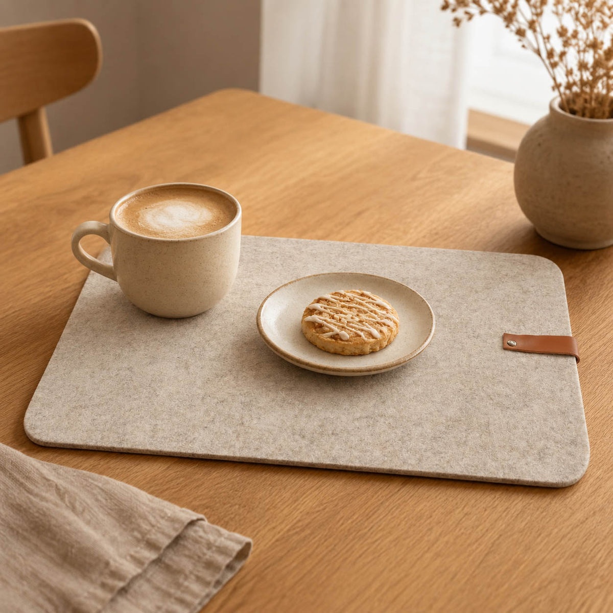 Filz Tischset „Modena“ in Hellbeige mit brauner Lederlasche