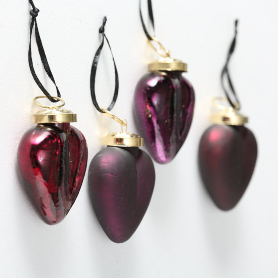 4er Set Herz-Dekoanhänger aus lackiertem Glas mit Crackle-Muster. In Rot oder Dunkellila, matt & glänzend, mit goldener Aufhängung – von Boltze