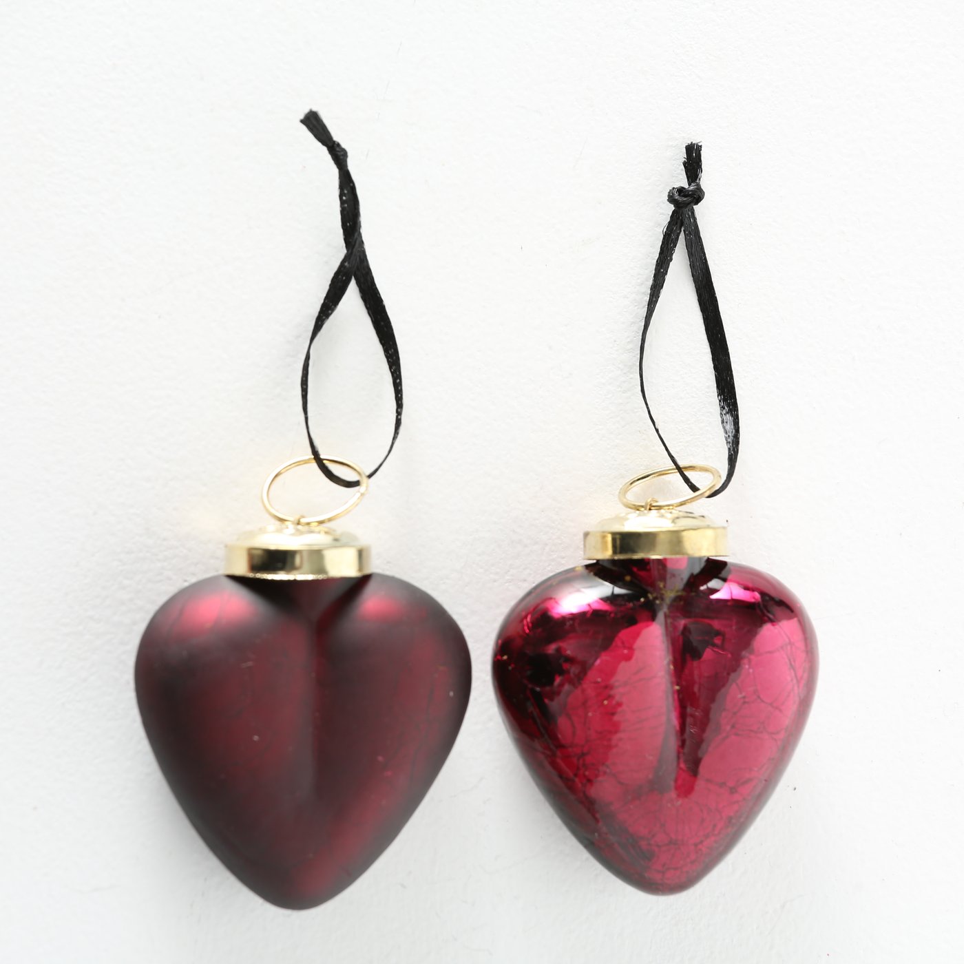 4er Set Herz-Dekoanhänger aus lackiertem Glas mit Crackle-Muster. In Rot matt & glänzend, mit goldener Aufhängung – von Boltze