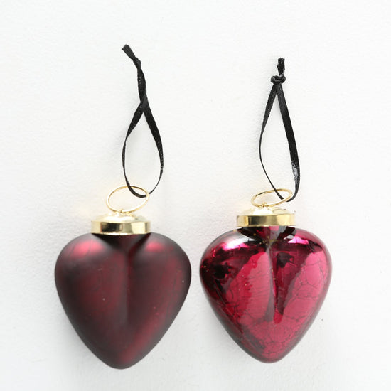 4er Set Herz-Dekoanhänger aus lackiertem Glas mit Crackle-Muster. In Rot matt & glänzend, mit goldener Aufhängung – von Boltze