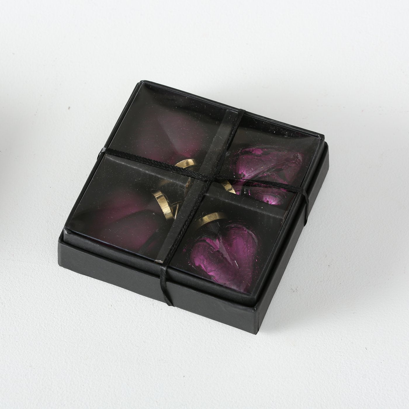 4er Set Herz-Dekoanhänger aus lackiertem Glas mit Crackle-Muster. In Dunkellila, matt & glänzend, mit goldener Aufhängung – von Boltze