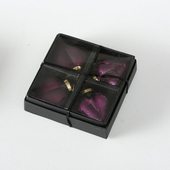 4er Set Herz-Dekoanhänger aus lackiertem Glas mit Crackle-Muster. In Dunkellila, matt & glänzend, mit goldener Aufhängung – von Boltze