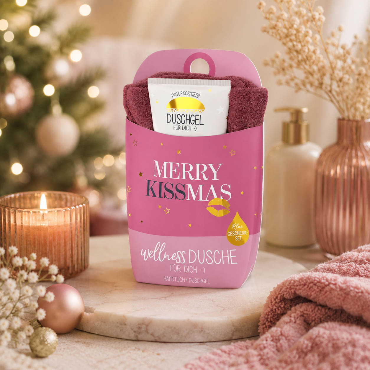Wellness-Dusche Merry Kissmas stimmungsvoll mit Kerze und Handtuch am Weihnachtsbaum – Geschenk für Dich