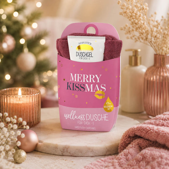 Wellness-Dusche Merry Kissmas stimmungsvoll mit Kerze und Handtuch am Weihnachtsbaum – Geschenk für Dich