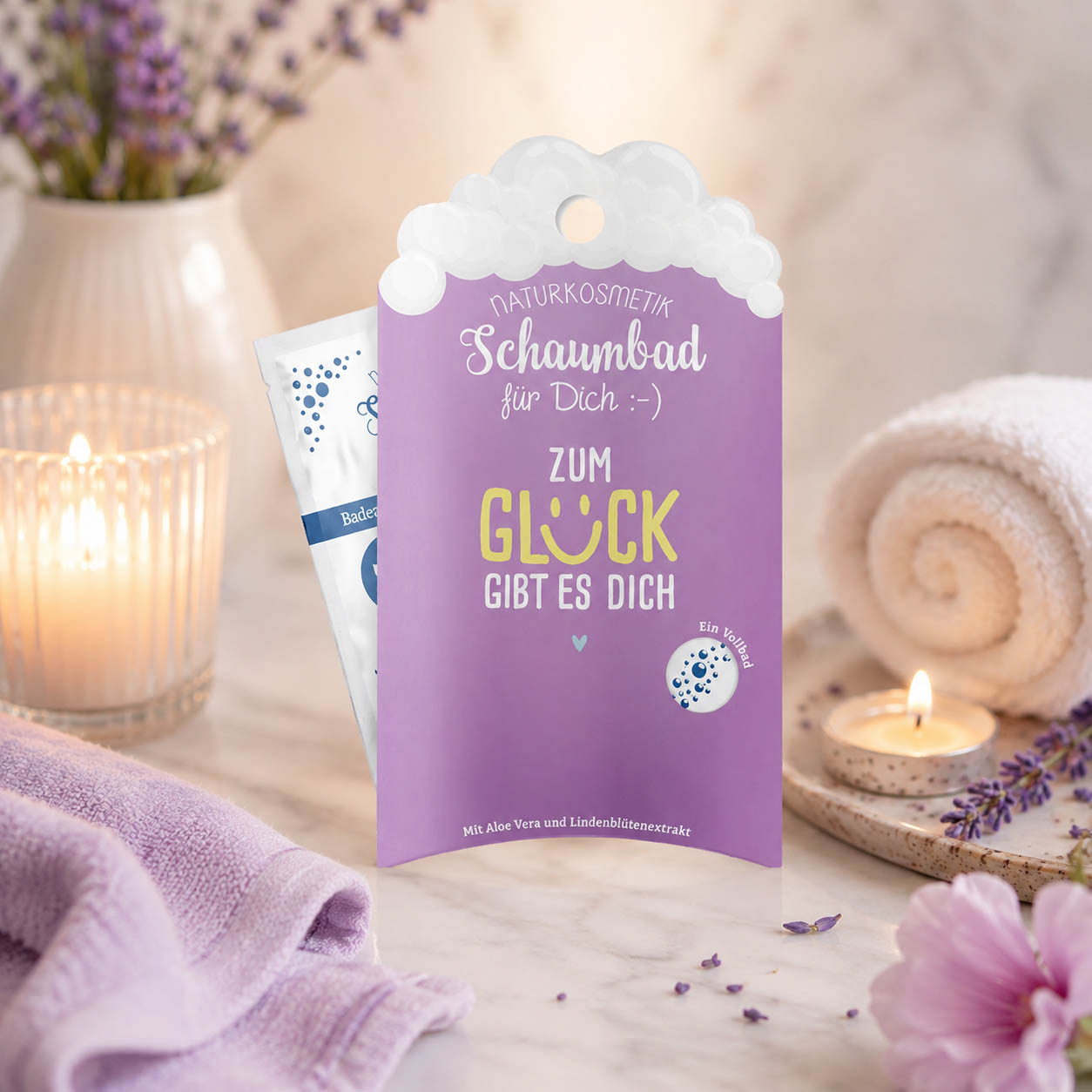 Naturkosmetik Schaumbad „Zum Glück gibt es Dich“ Violett – Geschenk für Dich (Moodbild)