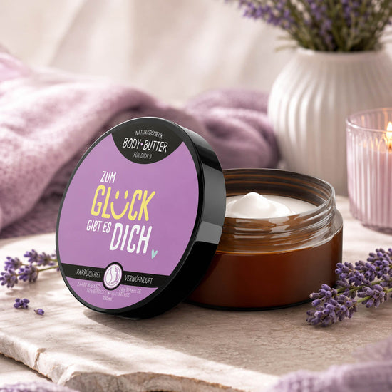 Naturkosmetik Bodybutter „Zum Glück gibt es Dich“ Violett – Geschenk für Dich (Moodbild)